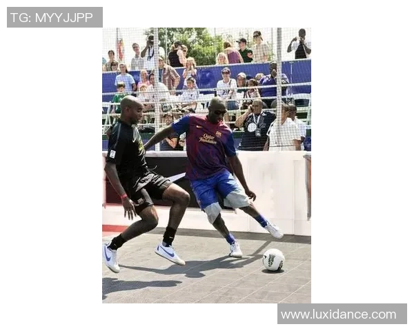 足球明星签名的独特风格与背后故事揭秘