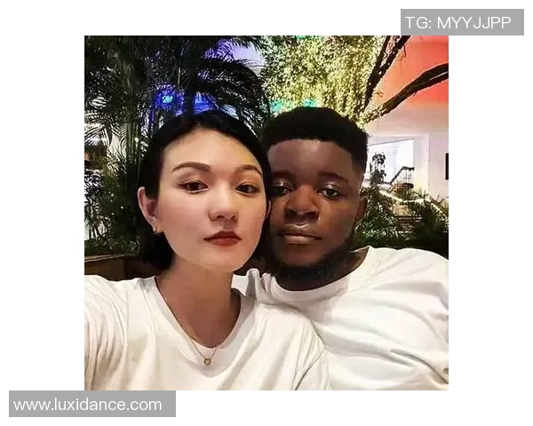 黑人足球明星与美女的浪漫故事揭示了爱与梦想的交汇点 黑人足球明星与美女的浪漫故事揭示了爱与梦想的交汇点